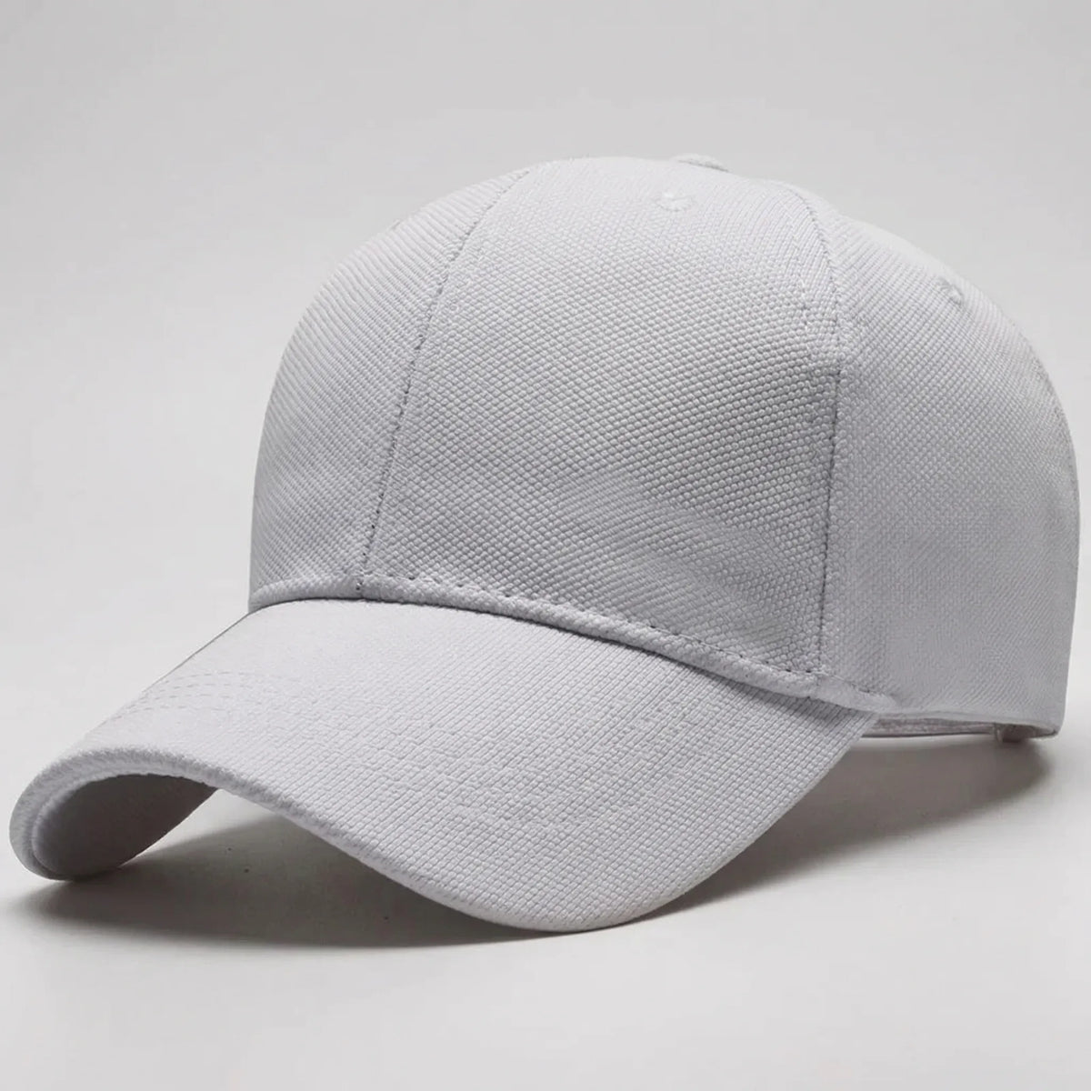 Minimalist adjustable baseball cap with flat brim for everyday wear