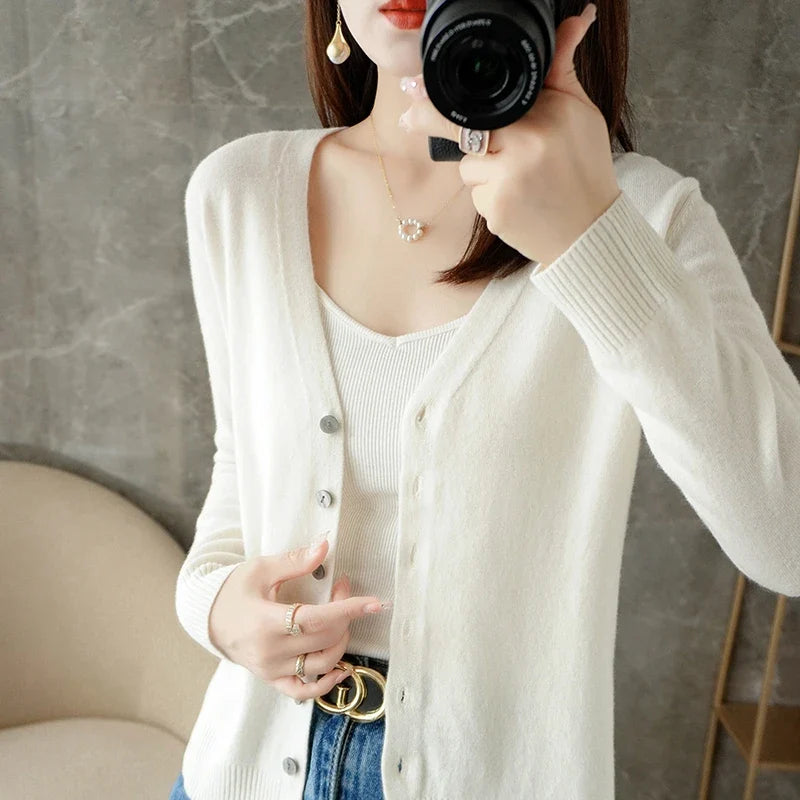 Women's V-neck button cardigan in fine knit with relaxed fit