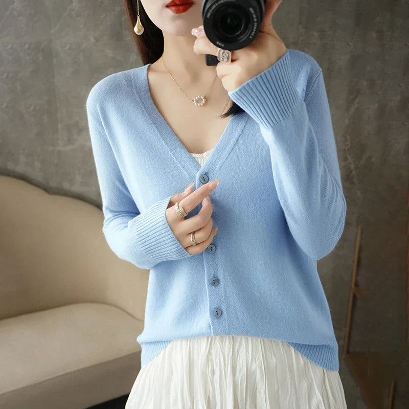 Women's V-neck button cardigan in fine knit with relaxed fit
