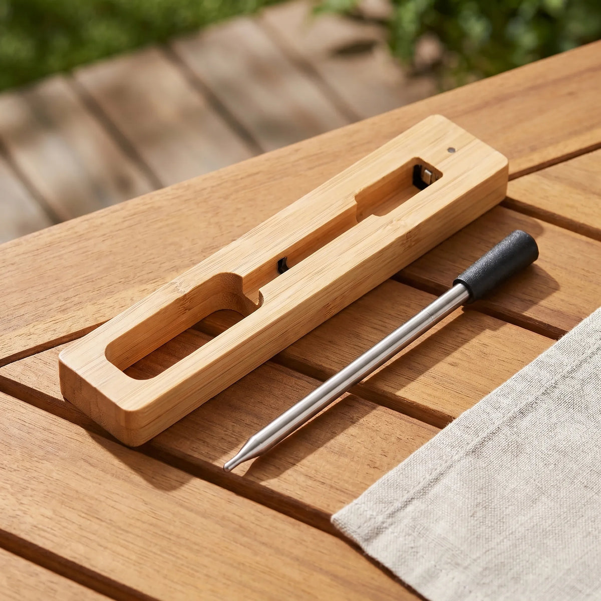 Wireless food thermometer with dual probes and Bluetooth connectivity