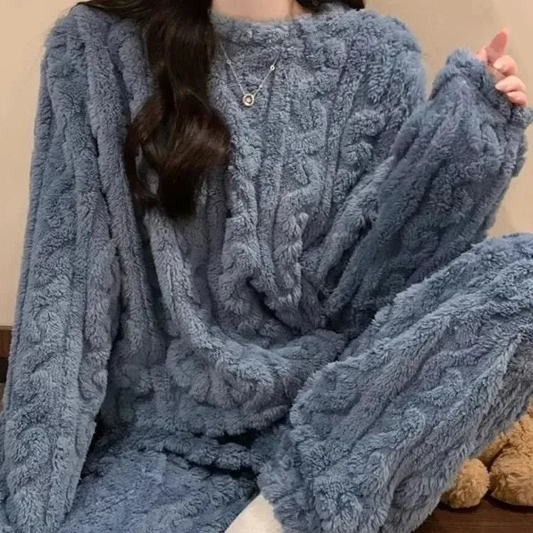 Women's plush pyjama set with long sleeves and ankle pants