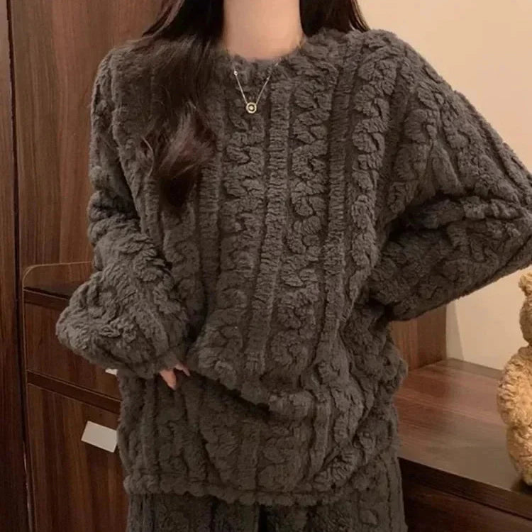 Women's plush pyjama set with long sleeves and ankle pants