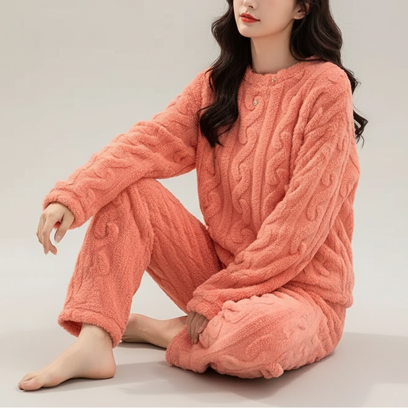 Women's plush pyjama set with long sleeves and ankle pants