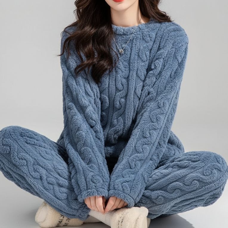 Women's plush pyjama set with long sleeves and ankle pants