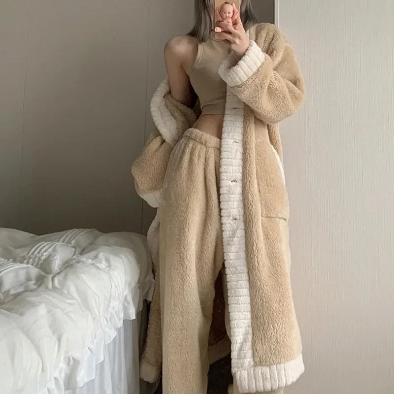 Full-length fleece pyjama set with V-neck and relaxed fit