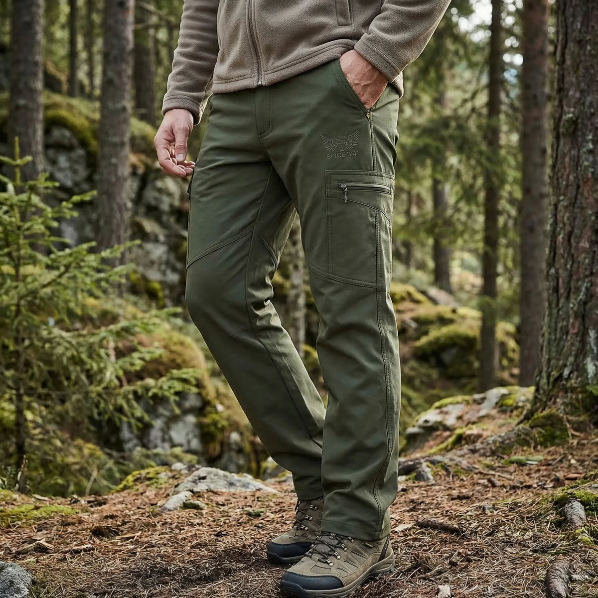 Men's fleece-lined tactical cargo trousers with water-repellent outer layer