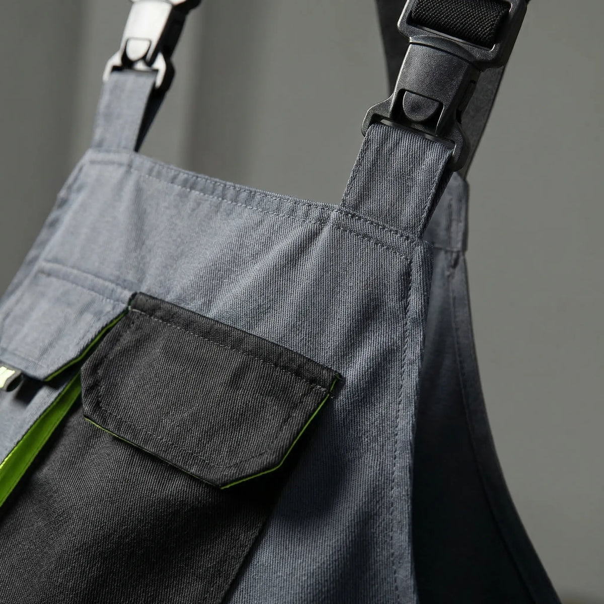Men's work jumpsuit with multiple pockets and wear-resistant construction