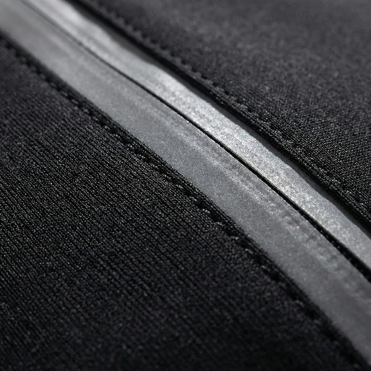 Slim water-repellent waist running belt with smartphone compartment
