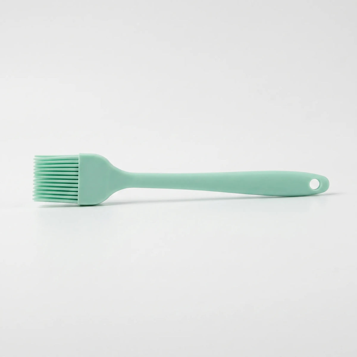 Heat-resistant basting brush with flexible bristles and seamless design