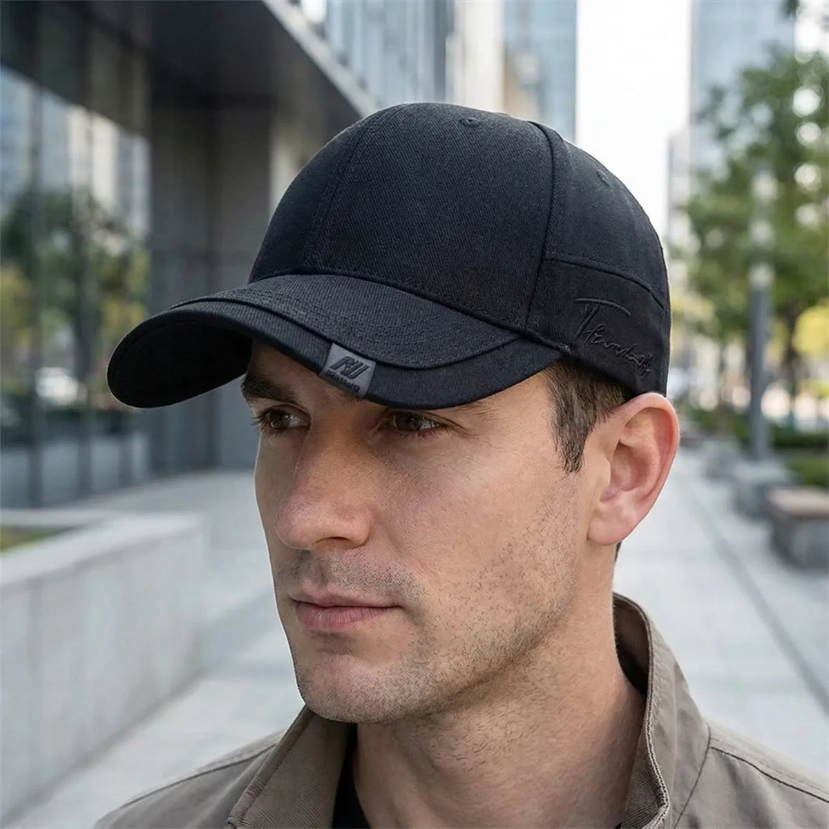 Men's minimalist baseball cap with curved brim and adjustable strap