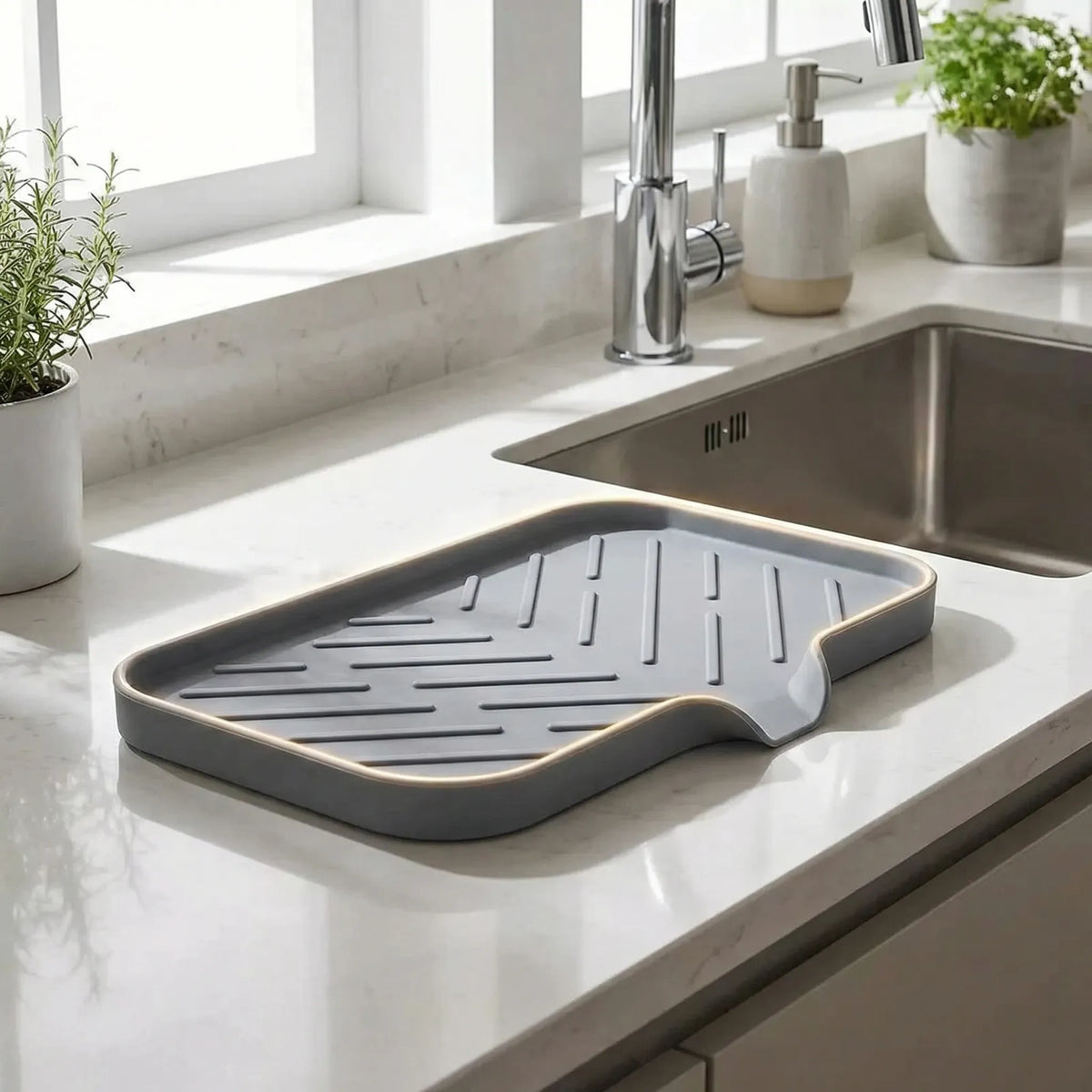 Sink edge organiser with drain channel and raised ribs for drying