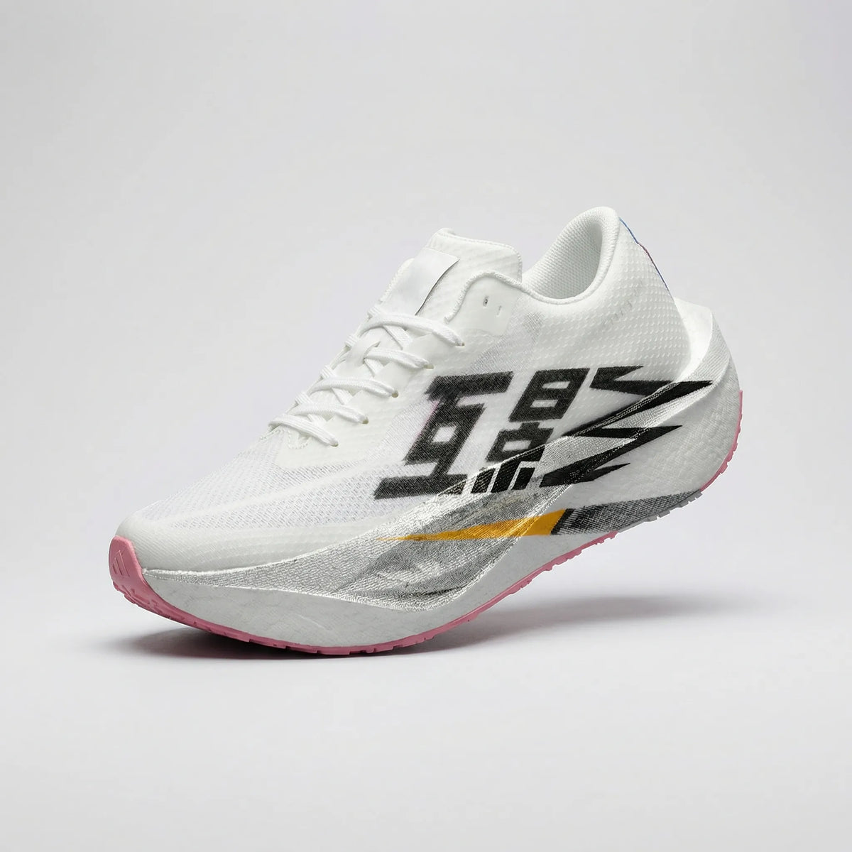 Lightweight marathon running shoes with breathable mesh upper and non-slip sole