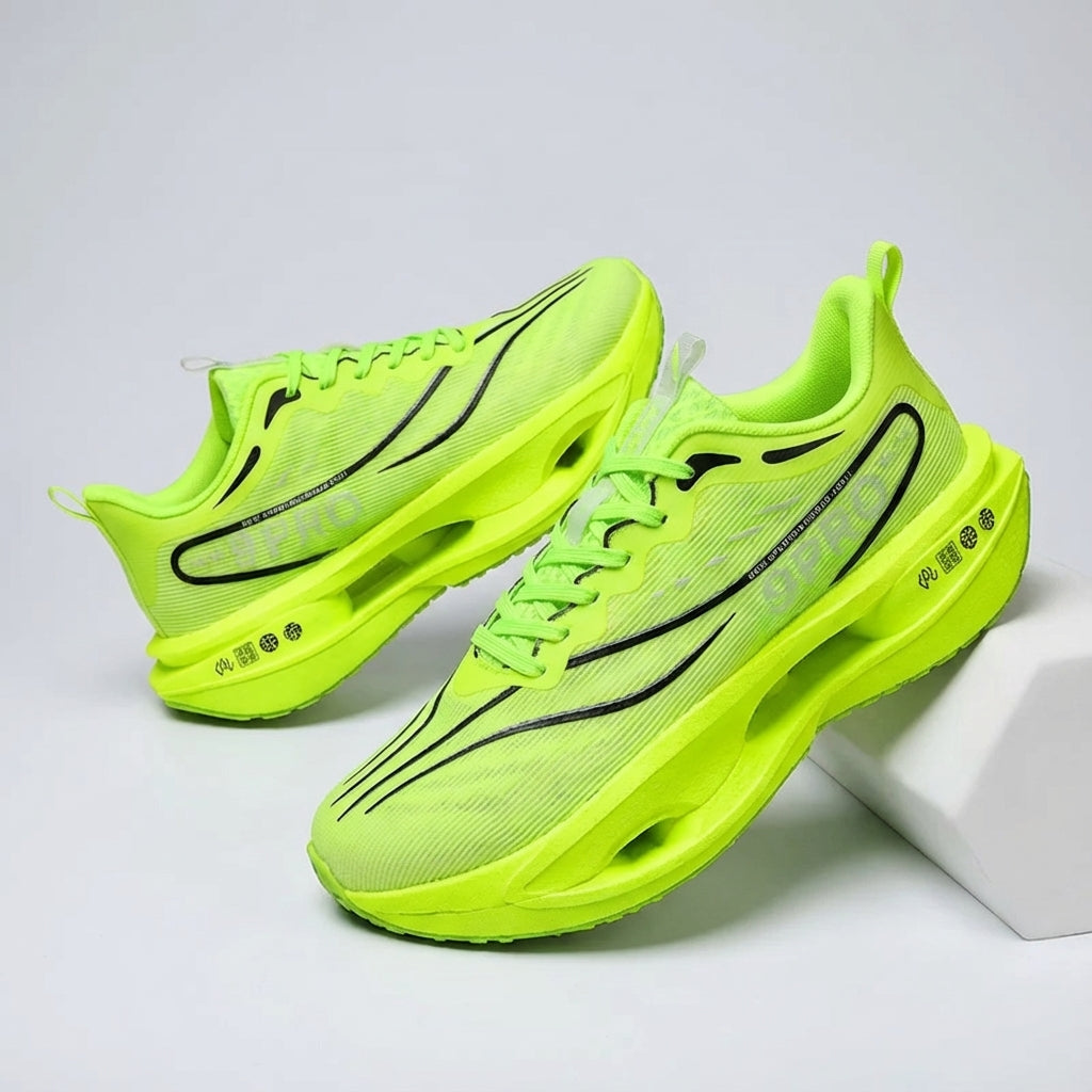 Men's low cut running shoes with lightweight cushioning and carbon plate