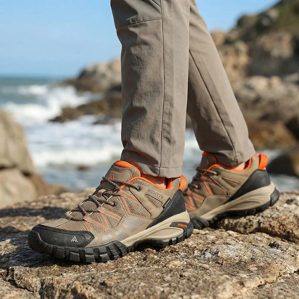 Men's breathable hiking shoes with lace-up fastening and cushioned sole