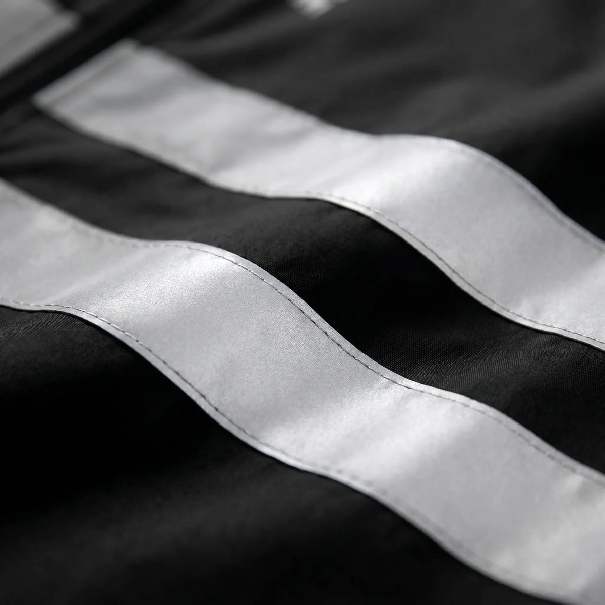 Lightweight cycling windbreaker with reflective stripes and wind-resistant shell