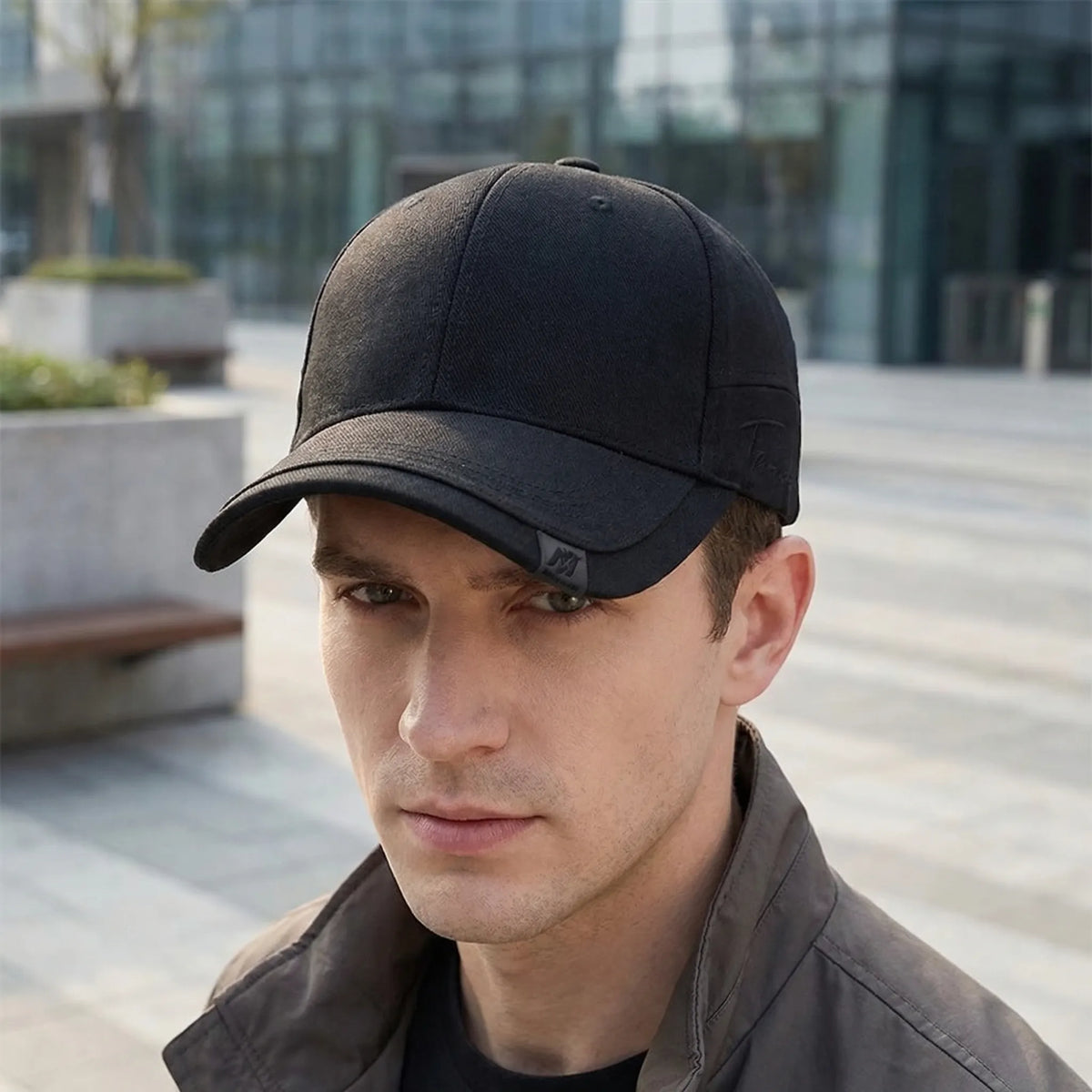 Men's baseball cap with adjustable fit and structured brim