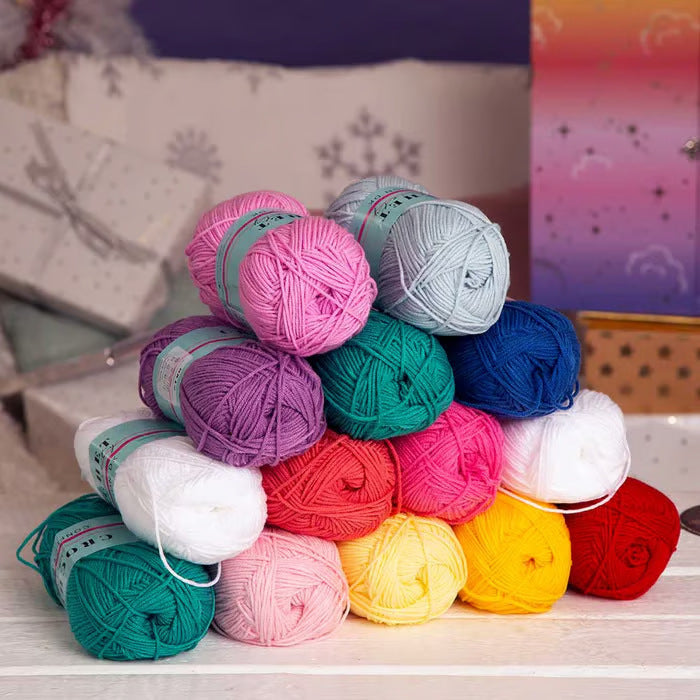 Crochet Advent Calendar 2026 (25 Days) with Yarn, Crochet Accessories, Patterns and Creative Surprises