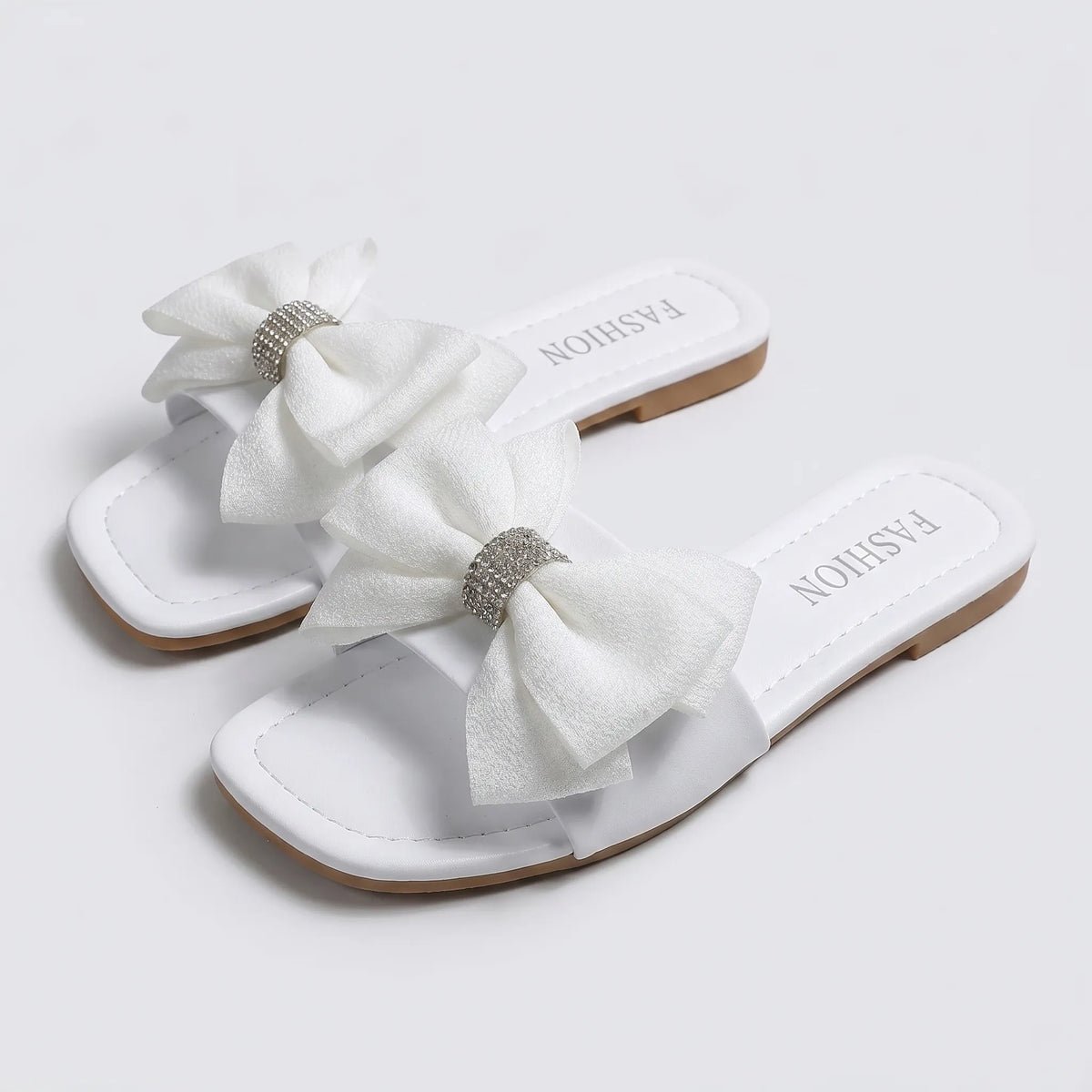 Flat summer sandals with bow and square toe design