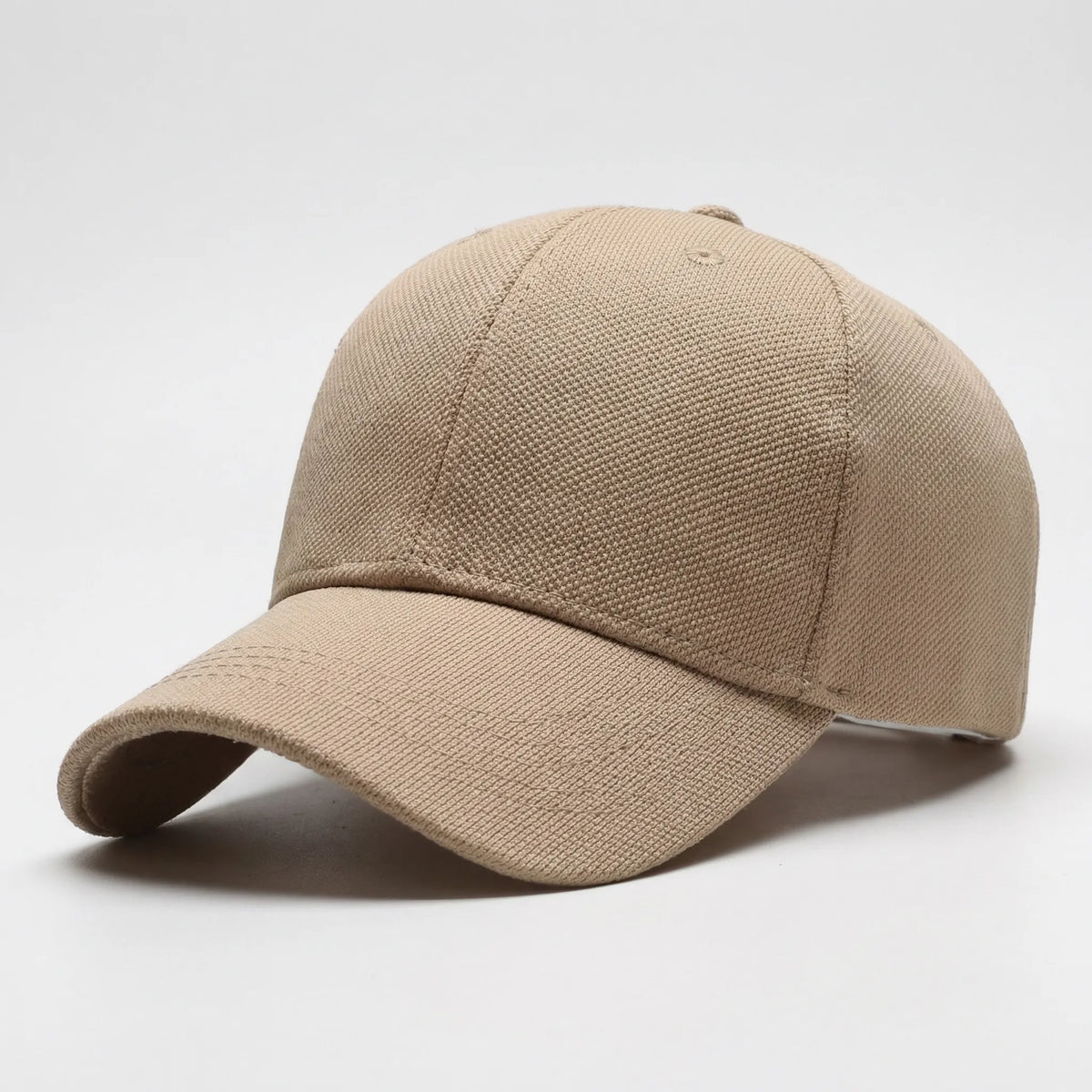 Minimalist adjustable baseball cap with flat brim for everyday wear