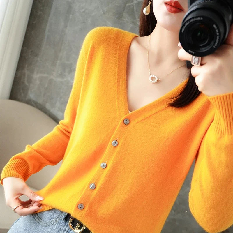 Women's V-neck button cardigan in fine knit with relaxed fit