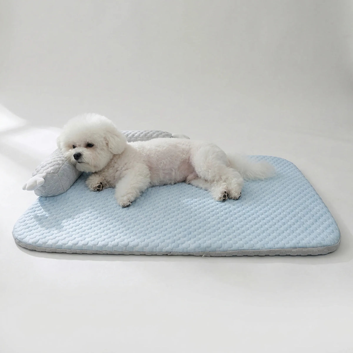 Breathable cooling mat with quilted texture for cats and dogs