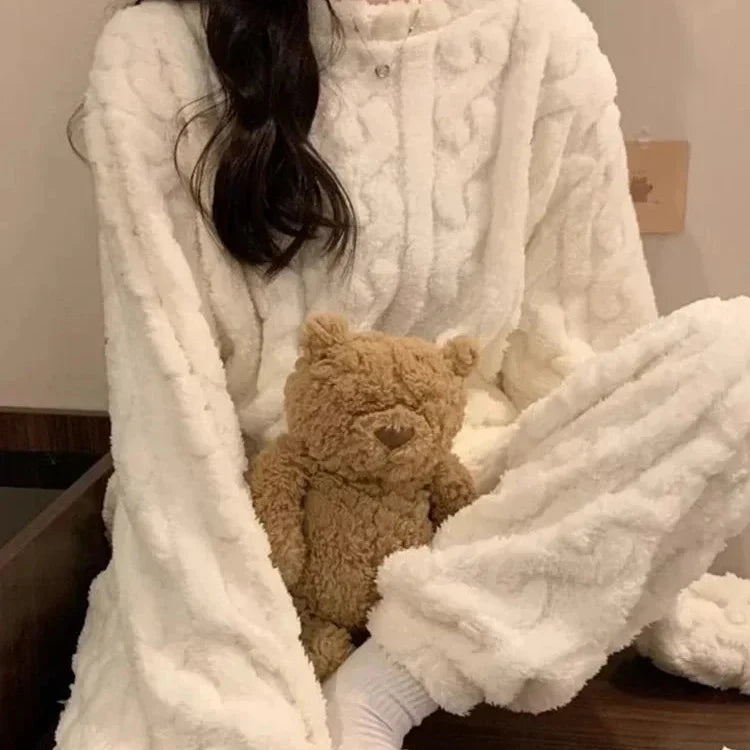 Women's plush pyjama set with long sleeves and ankle pants
