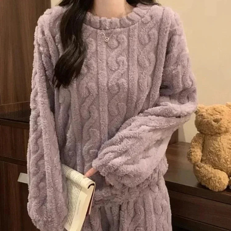 Women's plush pyjama set with long sleeves and ankle pants