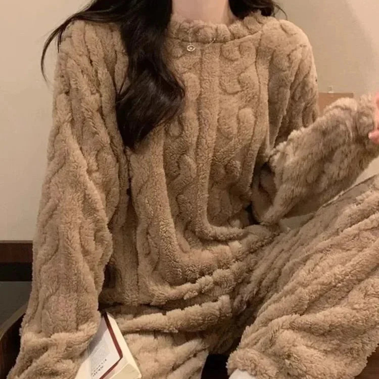 Women's plush pyjama set with long sleeves and ankle pants