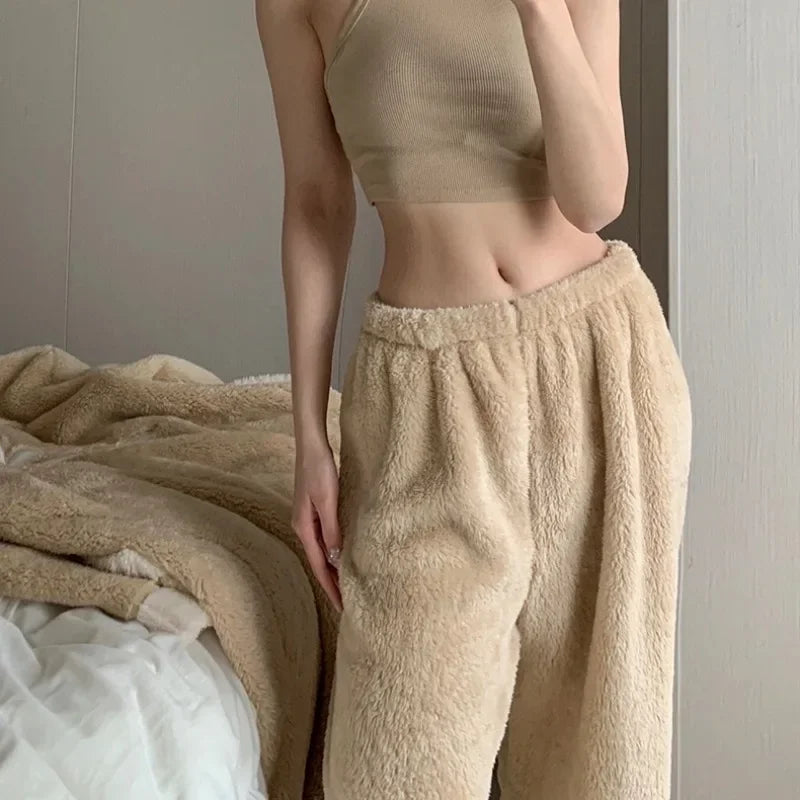 Full-length fleece pyjama set with V-neck and relaxed fit