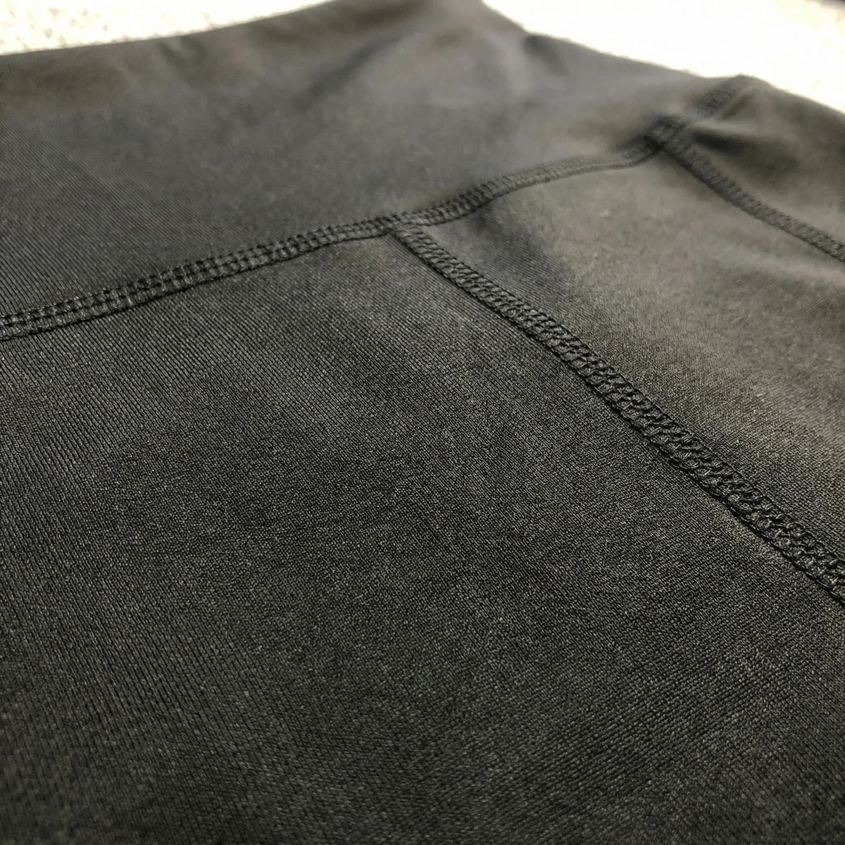 Men's compression shorts with elastic waist and weight-based sizing for gym training