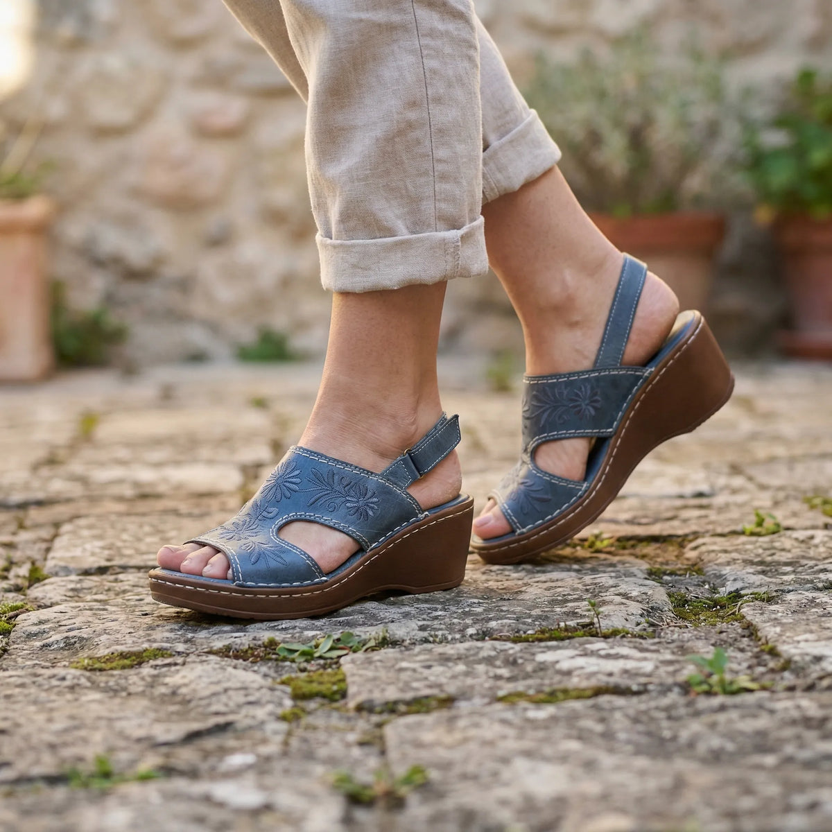 Women's wedge heel sandal with open toe and vintage floral pattern