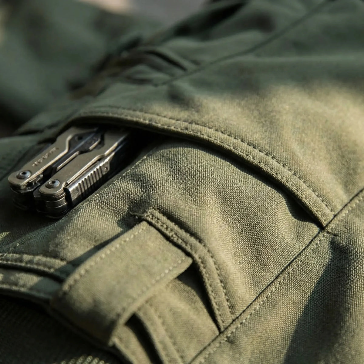 Tactical cargo trousers with fleece lining and water-repellent finish