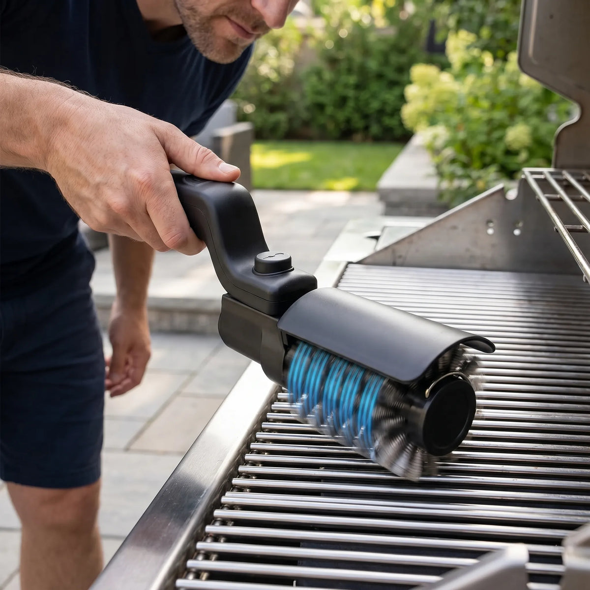 Cordless electric grill brush with rotating head for grill grates