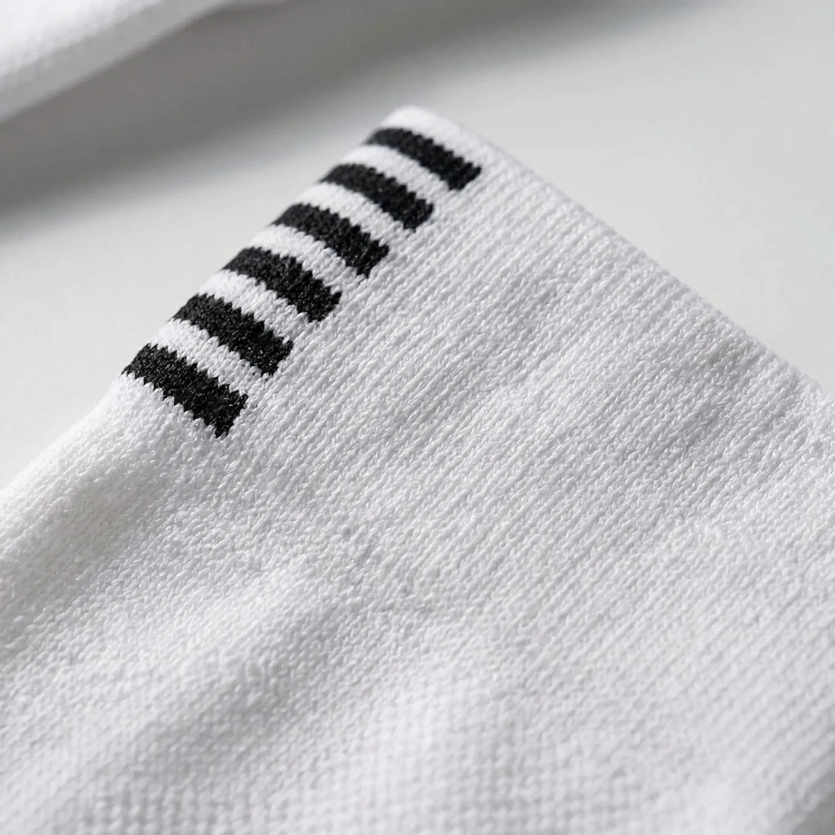 Knee-high compression sports socks with breathable fine-knit fabric and reinforced heel