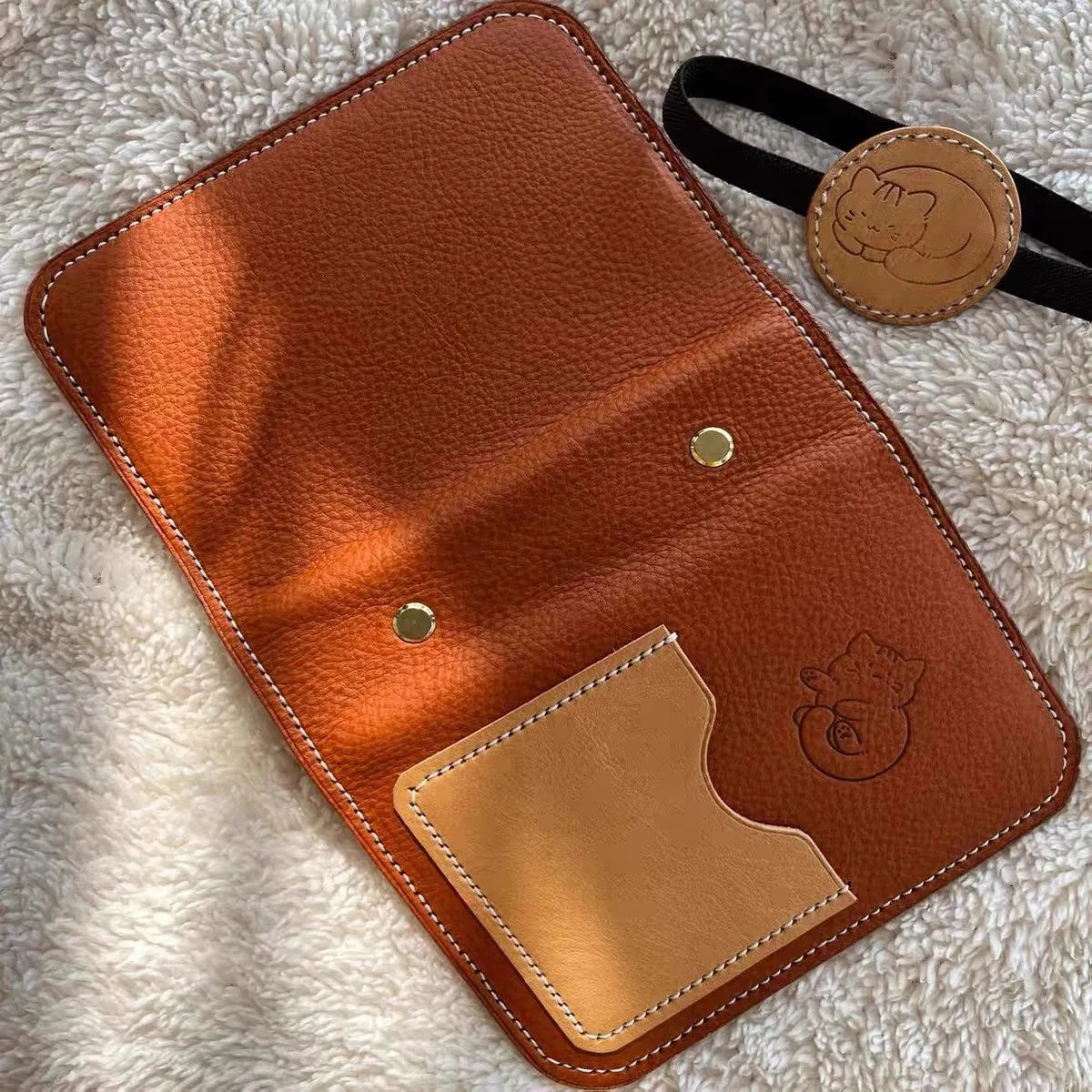 Compact A7 portable planner with detachable loose leaf pages and elastic closure