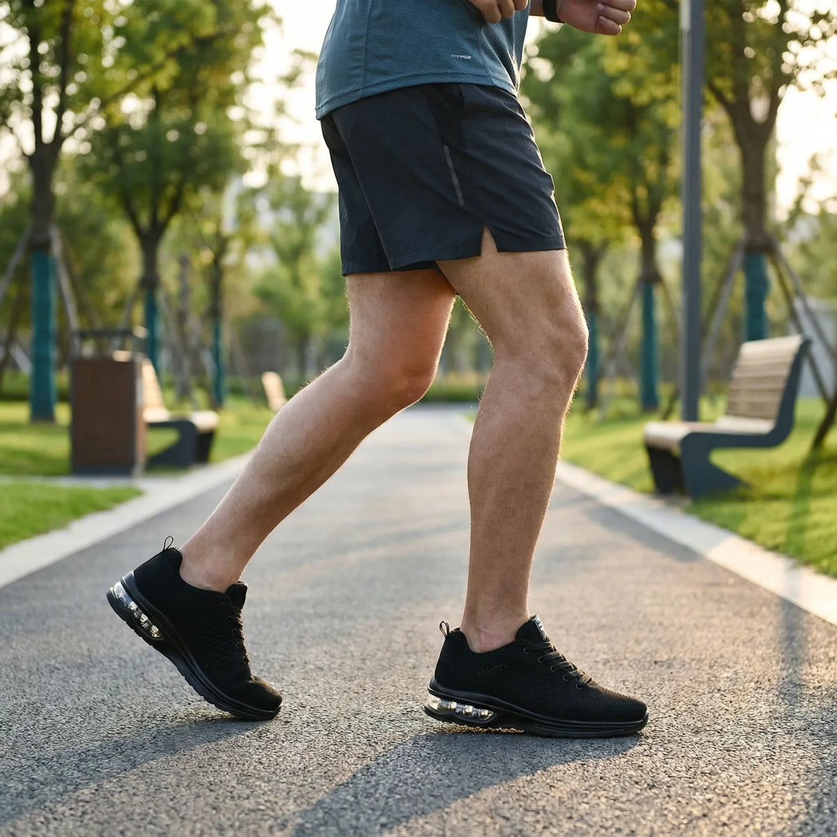 Lightweight men's running trainer with air-cushioned sole and breathable mesh