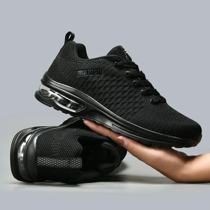Lightweight men's running trainer with air-cushioned sole and breathable mesh
