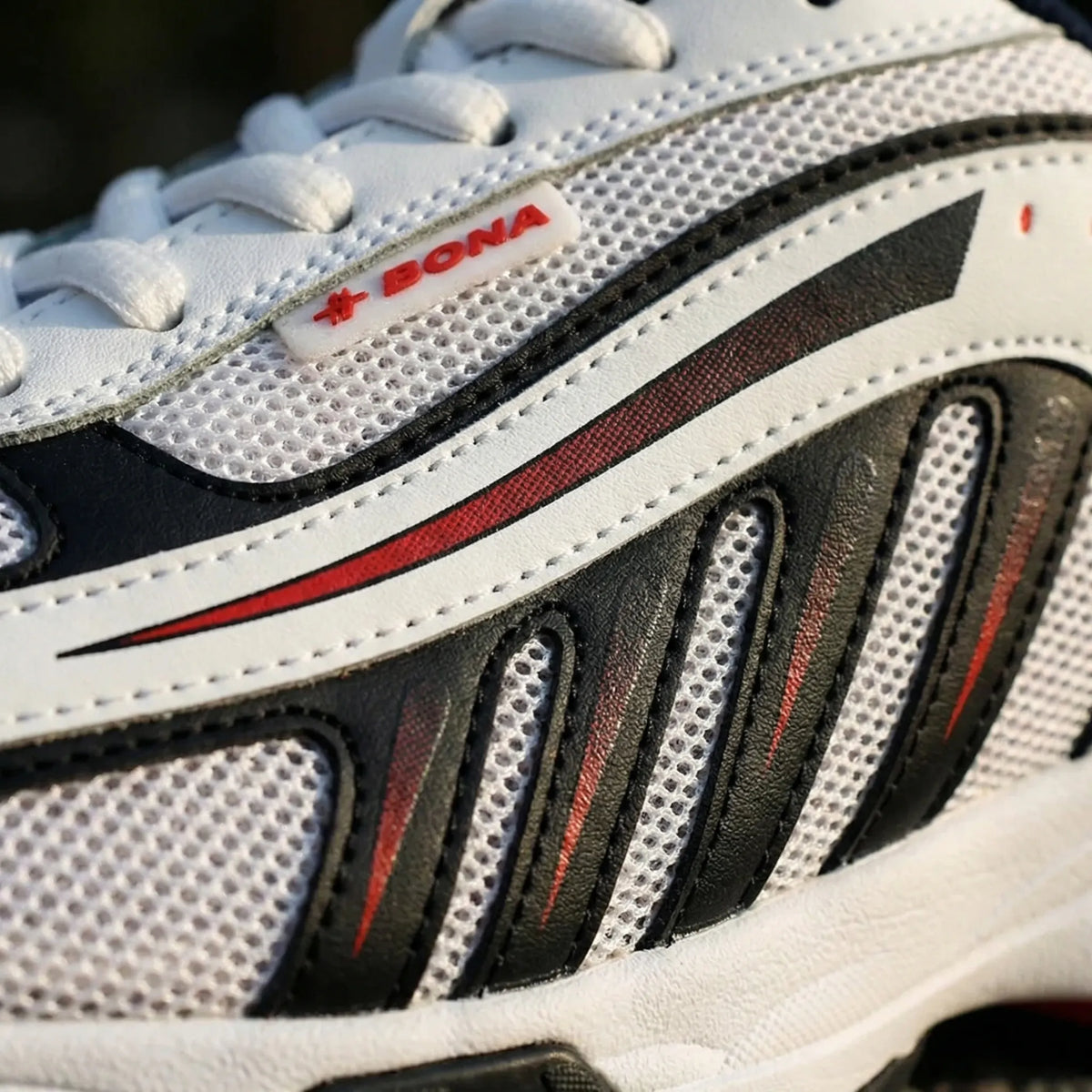 Men's running shoes with breathable mesh upper and rubber sole