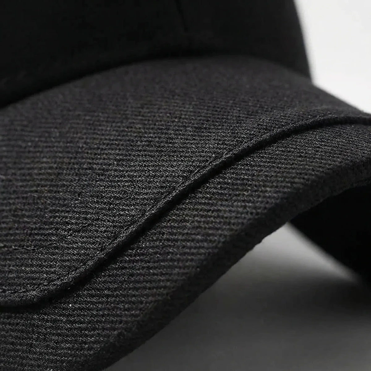 Men's minimalist baseball cap with curved brim and adjustable strap