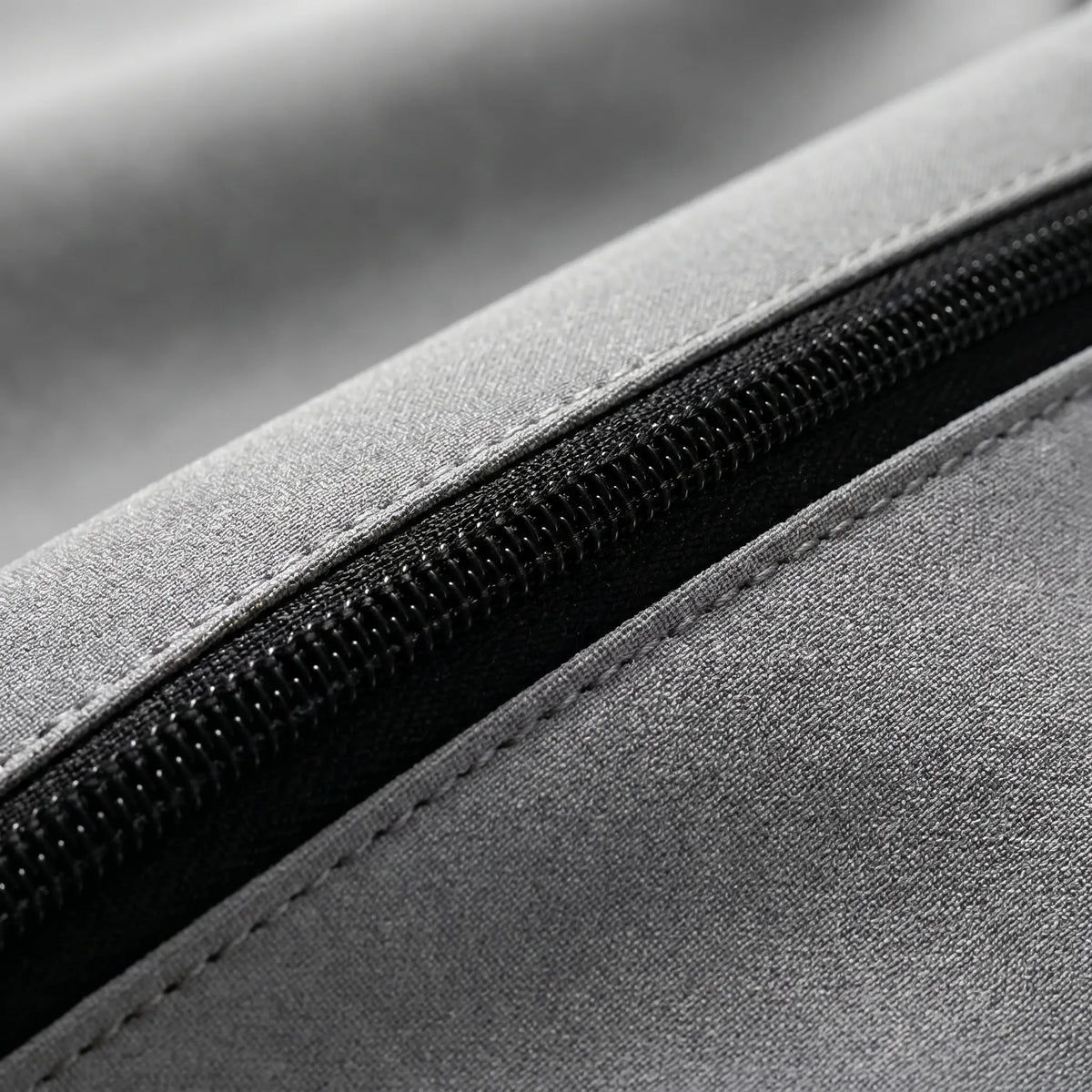 Slim running waist pack with water-repellent fabric and adjustable elastic strap