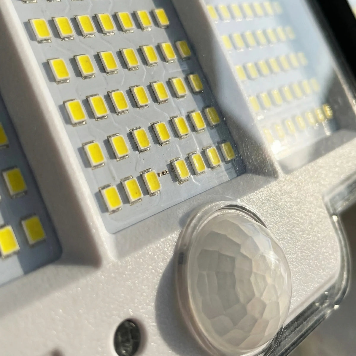 Solar outdoor wall light with 348 LEDs, motion sensor and 3 adjustable panels