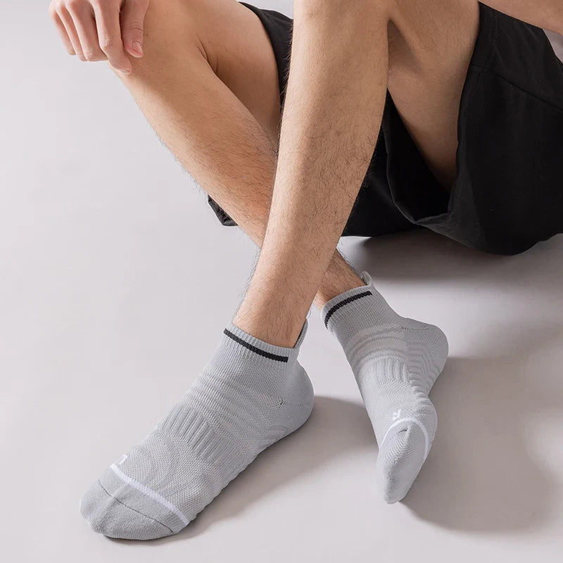 Cushioned ankle sports sock with breathable mesh and arch support band