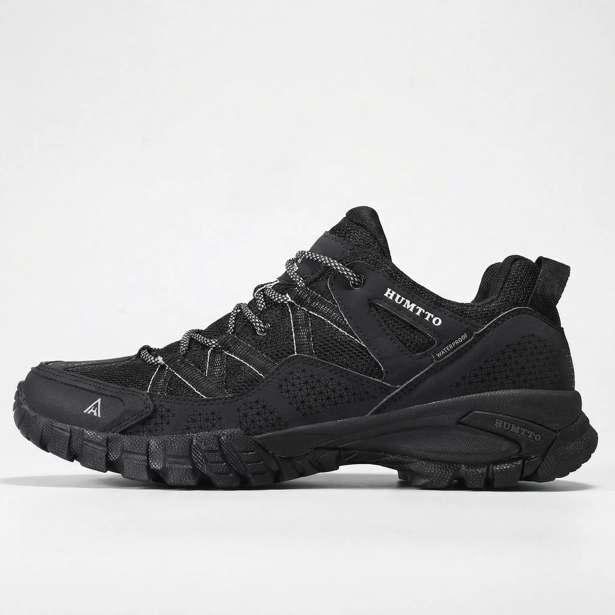 Men's breathable hiking shoes with lace-up fastening and cushioned sole