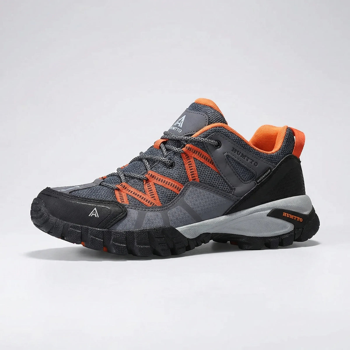 Men's breathable hiking shoes with lace-up fastening and cushioned sole