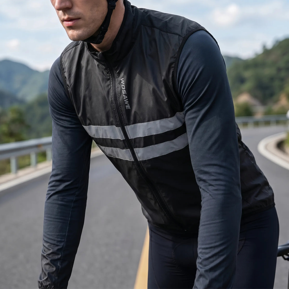 Lightweight cycling windbreaker with reflective stripes and wind-resistant shell