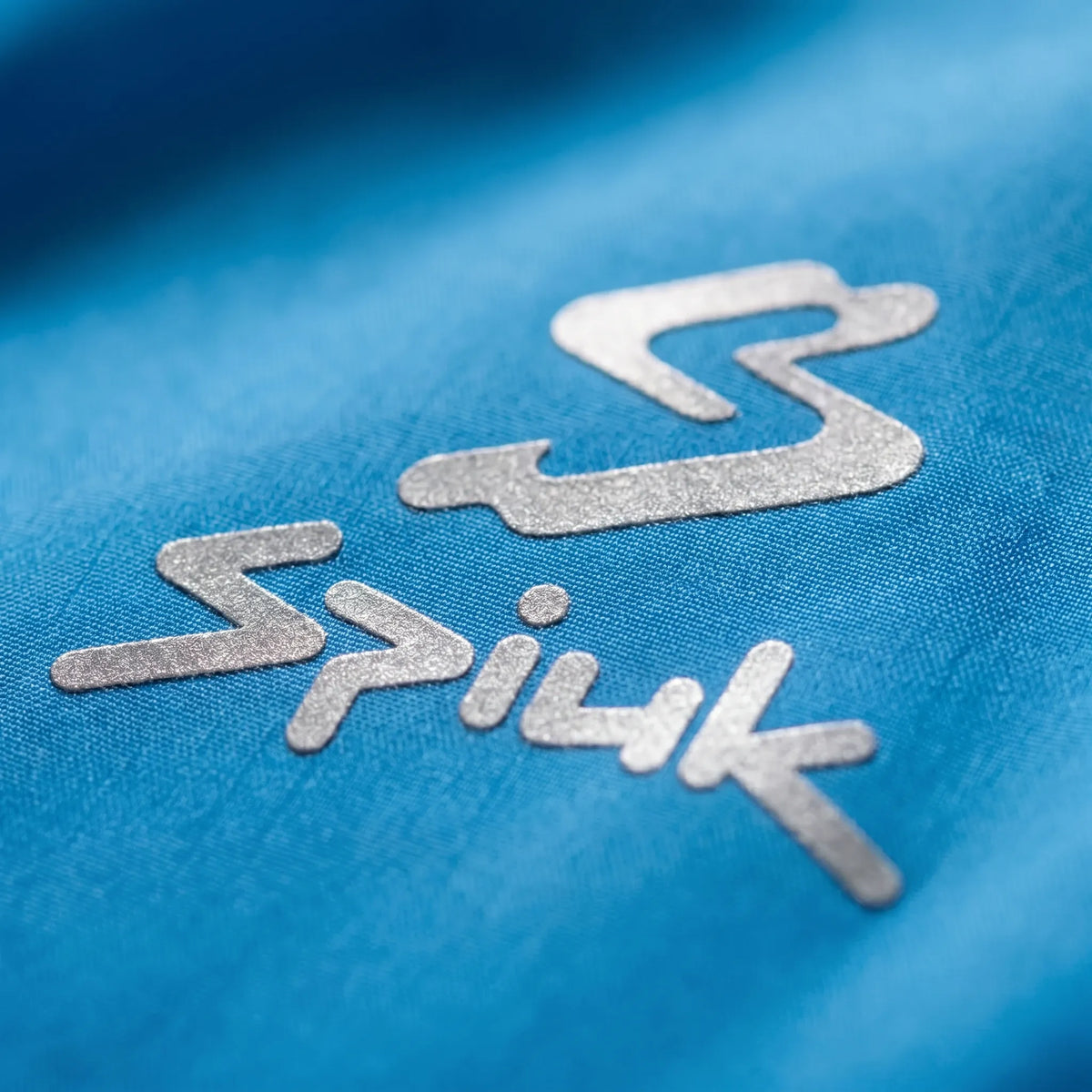 Lightweight cycling windbreaker with water-repellent finish and athletic fit