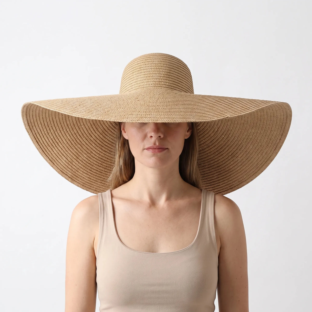 Oversized foldable sun hat with wide brim and shapeable wire edge