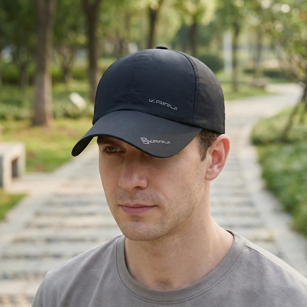 Unisex baseball cap with curved peak and snapback closure, solid colour